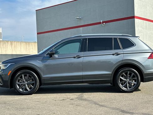 Used 2022 Volkswagen Tiguan SE w/ Panoramic Sunroof Package image 9