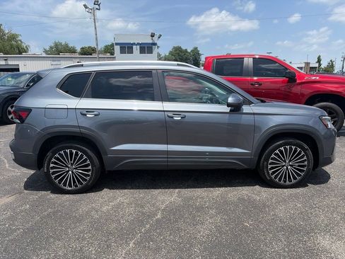 Used 2025 Volkswagen Taos SE FWD image 8