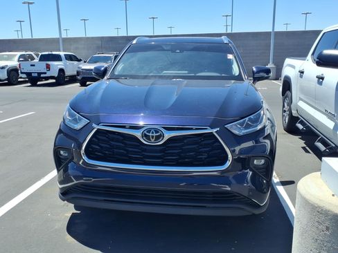 Used 2021 Toyota Highlander Limited FWD image 2