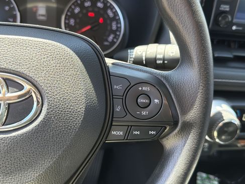 Used 2021 Toyota RAV4 XLE AWD/4WD image 10