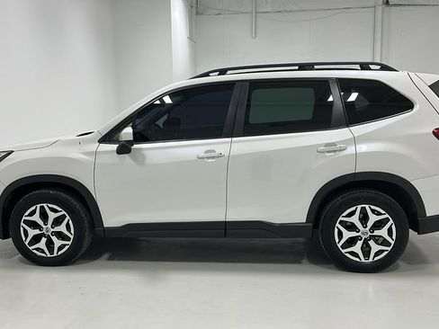 Used 2023 Subaru Forester Premium image 2