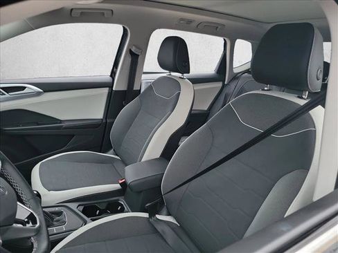 Used 2025 Volkswagen Taos SE w/ Panoramic Sunroof Package image 15