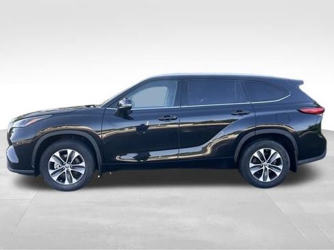 Used 2022 Toyota Highlander XLE AWD/4WD image 2