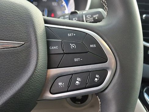 Used 2023 Chrysler Pacifica Touring-L image 18