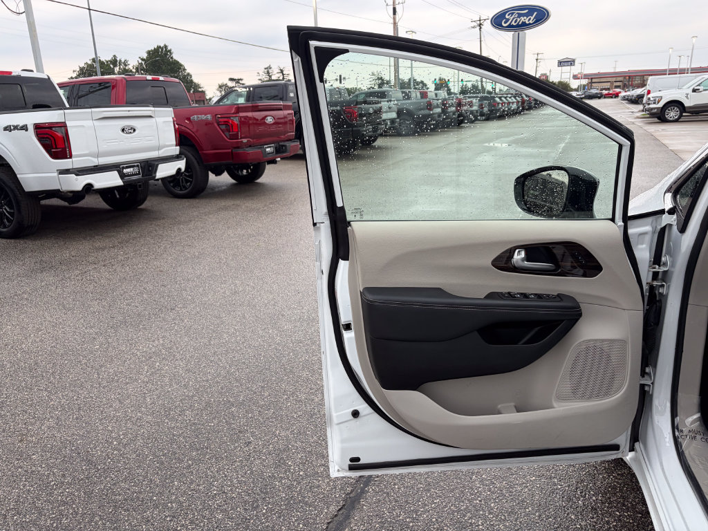 Used 2024 Chrysler Pacifica Limited FWD image 10