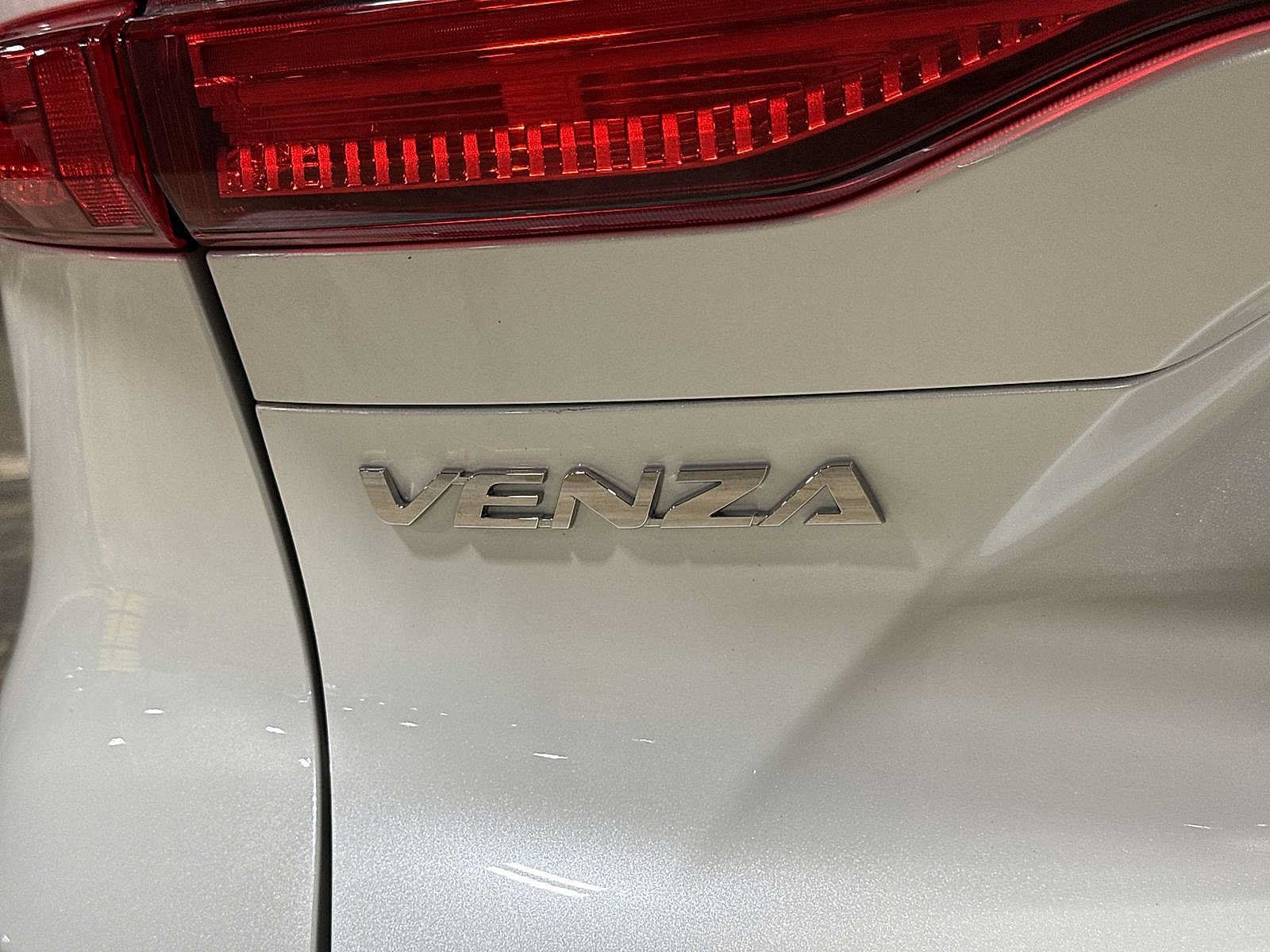 Used 2023 Toyota Venza LE AWD/4WD image 25