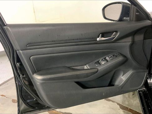 Used 2025 Nissan Altima 2.5 SV FWD image 24