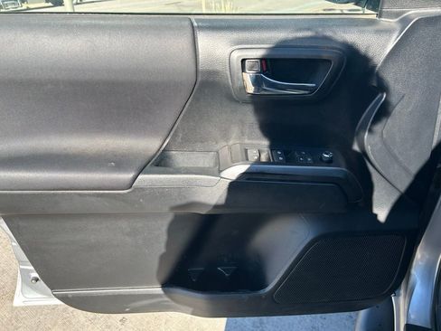 Used 2017 Toyota Tacoma TRD Off-Road w/ Tow Package (A/T) image 11