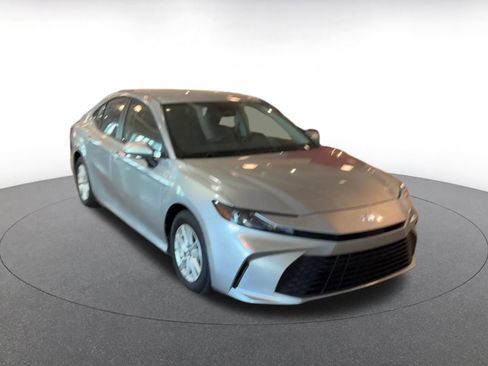 Used 2025 Toyota Camry LE image 3