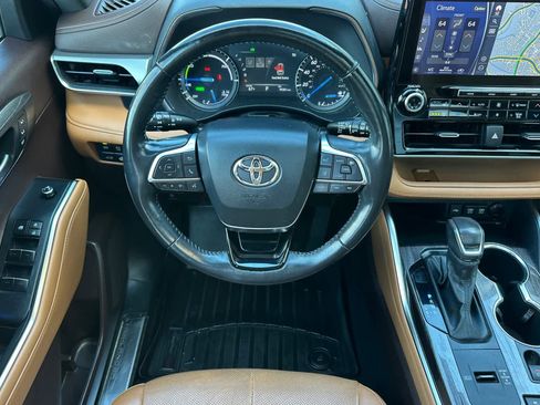 Used 2021 Toyota Highlander Platinum image 14