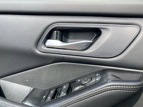 Used 2024 Nissan Rogue SV image 11