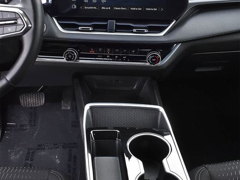 Used 2025 Chevrolet Equinox LT image 14