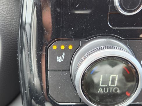 Used 2025 Toyota Highlander XLE FWD image 19