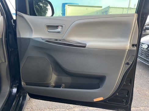 Used 2018 Toyota Sienna XLE image 11