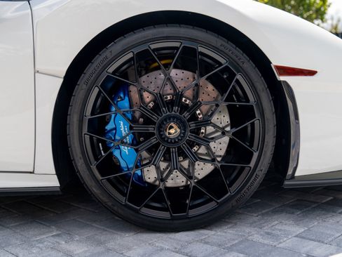 Used 2021 Lamborghini Huracan STO RWD image 16