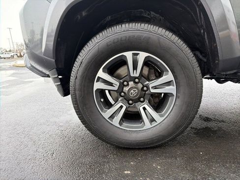 Used 2018 Toyota Tacoma TRD Sport image 12