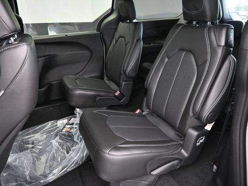 New 2027 Chrysler Pacifica Select FWD image 11
