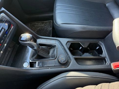 Used 2022 Volkswagen Tiguan SE image 32