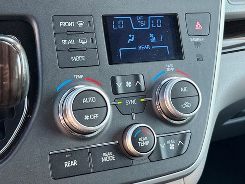 Used 2020 Toyota Sienna XLE image 21