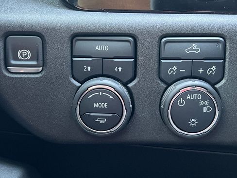 Used 2025 Chevrolet Silverado 1500 LT image 39