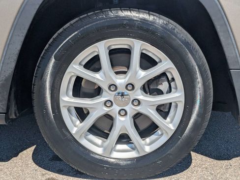 Used 2018 Jeep Cherokee Latitude Plus w/ Comfort/Convenience Group FWD image 11