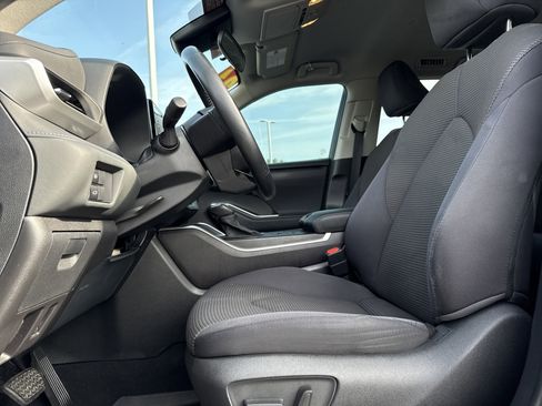 Used 2021 Toyota Highlander LE image 16