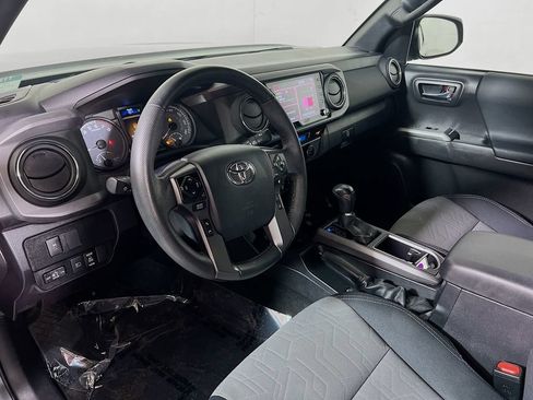 Used 2022 Toyota Tacoma TRD Off-Road AWD/4WD image 9