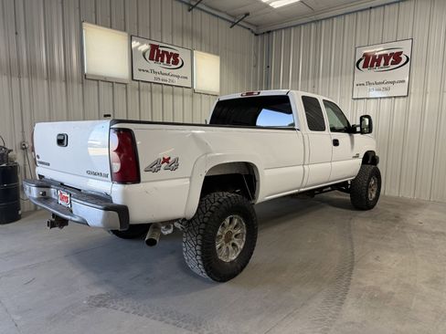 Used 2004 Chevrolet Silverado 2500 LS w/ Heavy-Duty Power Package AWD/4WD image 3