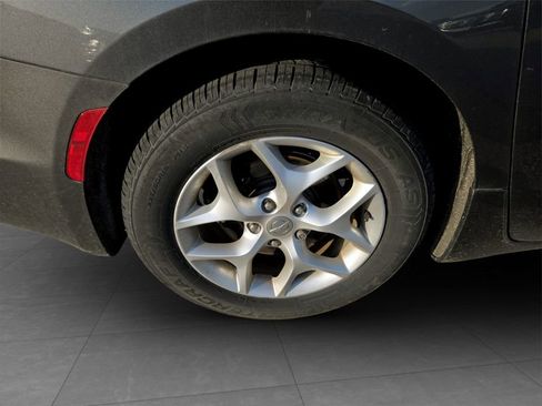 Used 2018 Chrysler Pacifica Touring Plus w/ Tire & Wheel Group FWD image 34