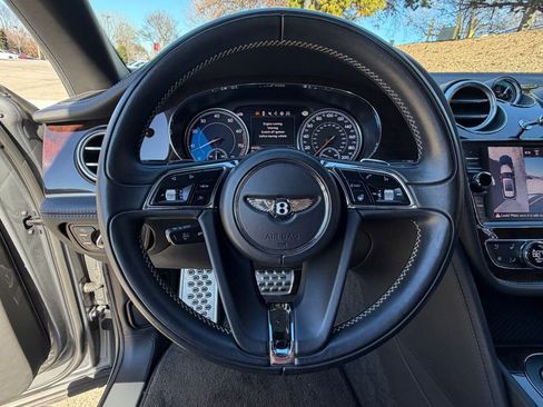 Used 2018 Bentley Bentayga image 17
