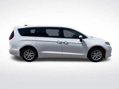 Used 2023 Chrysler Pacifica Touring-L FWD image 9