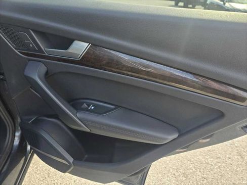 Used 2020 Audi Q5 e Premium Plus w/ Premium Plus Package image 13