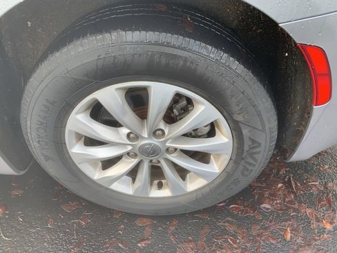 Used 2017 Chrysler Pacifica Touring-L image 8