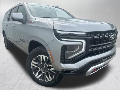 Used 2025 Chevrolet Suburban Z71 AWD/4WD image 3