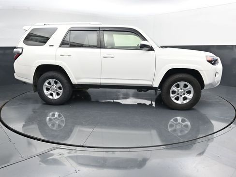 Used 2018 Toyota 4Runner SR5 AWD/4WD image 9