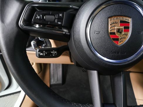 Certified 2025 Porsche Macan image 9