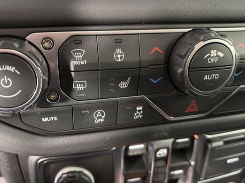 Used 2026 Jeep Wrangler Unlimited Rubicon w/ Steel Bumper Group image 36