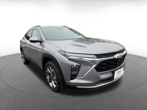 Used 2025 Chevrolet Trax LT w/ LT Convenience Package image 3