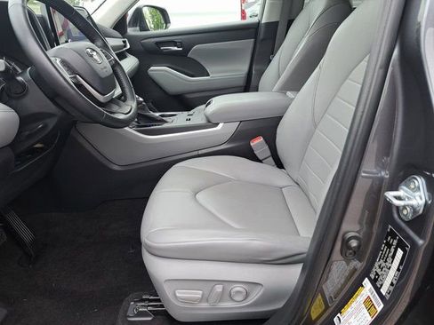Used 2023 Toyota Highlander XLE AWD/4WD image 28