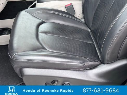 Used 2023 Chrysler Pacifica Touring-L image 21