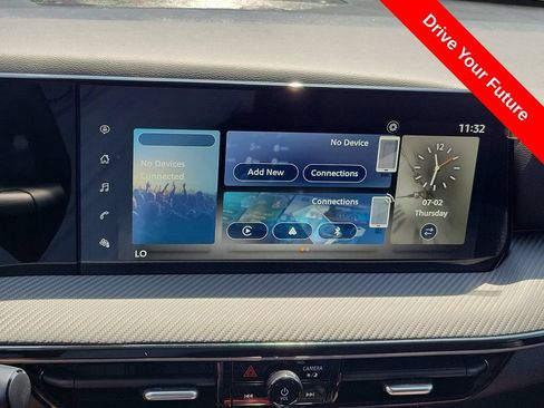 Used 2025 Nissan Kicks SR FWD image 11