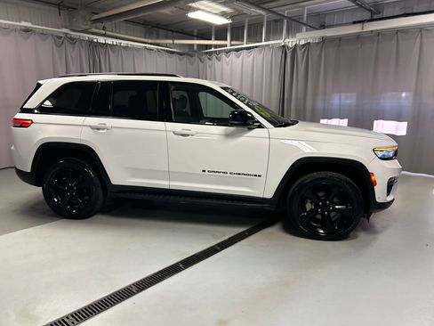 Used 2024 Jeep Grand Cherokee Limited w/ Luxury Tech Group II AWD/4WD image 8
