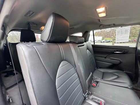 Used 2023 Toyota Highlander XLE AWD/4WD image 9