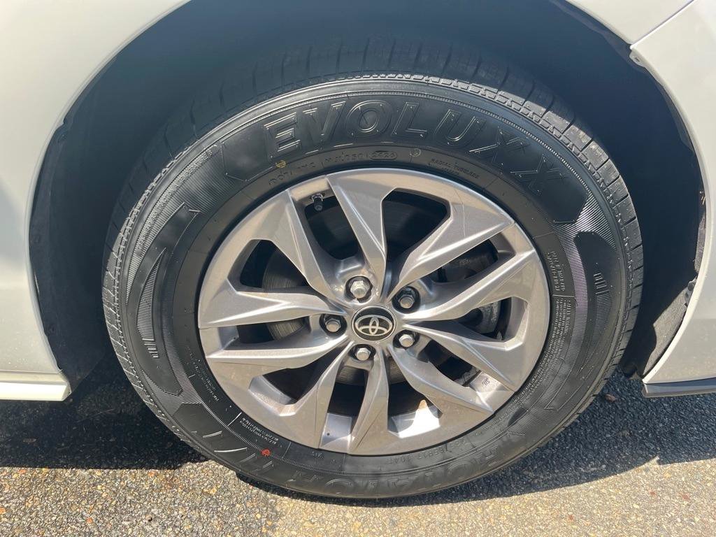 Used 2021 Toyota Sienna XLE w/ XLE Plus Package FWD image 9