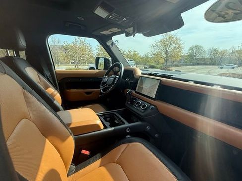 Used 2024 Land Rover Defender 130 X-Dynamic SE image 32
