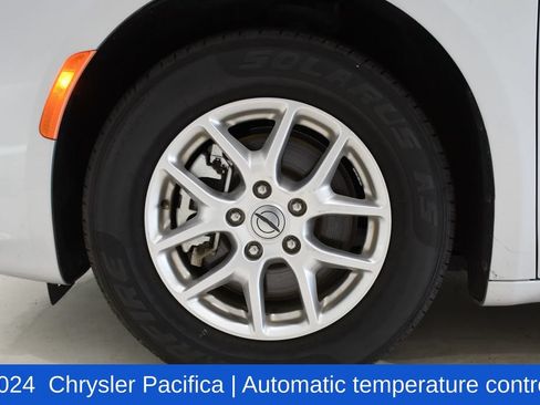 Used 2024 Chrysler Pacifica Touring-L FWD image 6