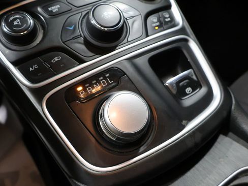 Used 2015 Chrysler 200 Limited w/ Convenience Group FWD image 11