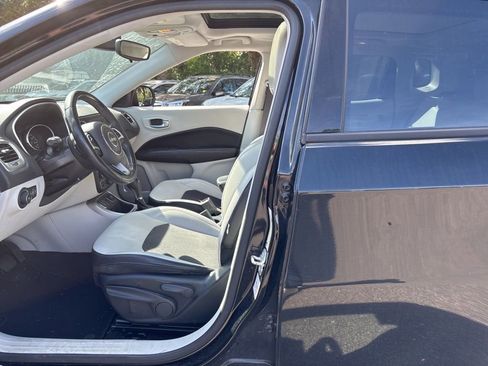 Used 2019 Jeep Compass Latitude FWD image 10
