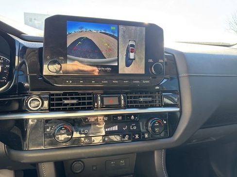 Used 2023 Nissan Pathfinder SL w/ Black Appearance Package image 18