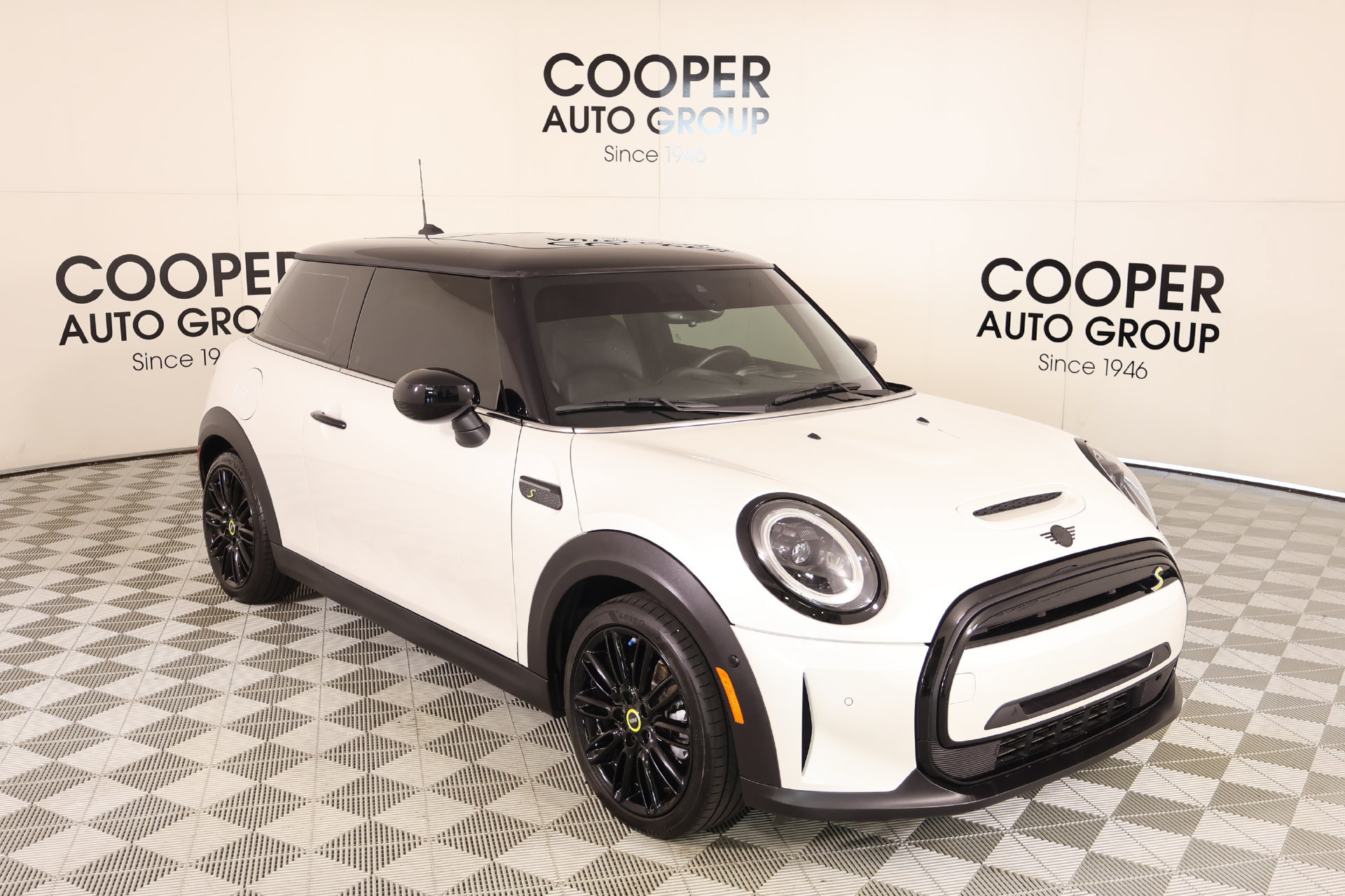 Used 2024 MINI Cooper SE FWD image 1